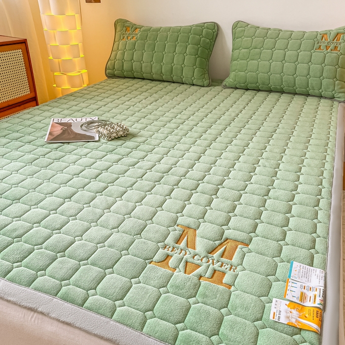 91家纺网 家纺一手货源 找家纺 慕尚家纺 2025新款牛奶绒夹棉宽边工艺系列床垫三件套-吉米 床垫吉米-草绿