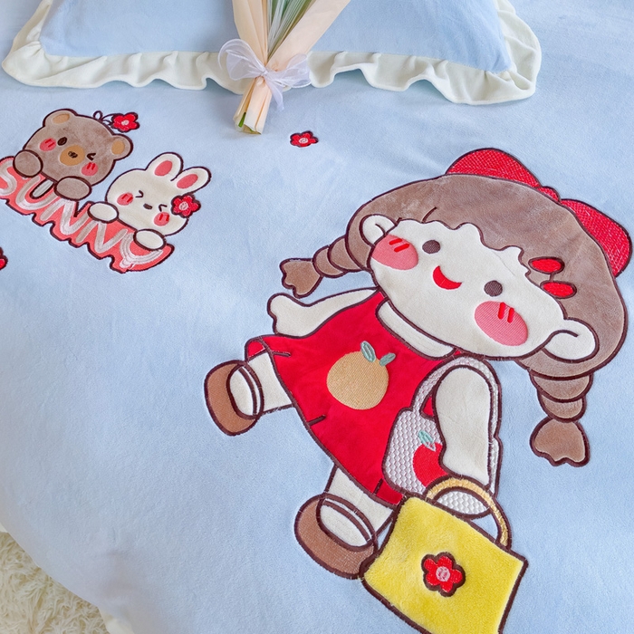 91家纺网 家纺一手货源 找家纺 宜家坊 2023秋冬新款A类全消光230克韩版牛奶绒贴布绣卡通款四件套--梦幻女孩 梦幻女孩-天空蓝