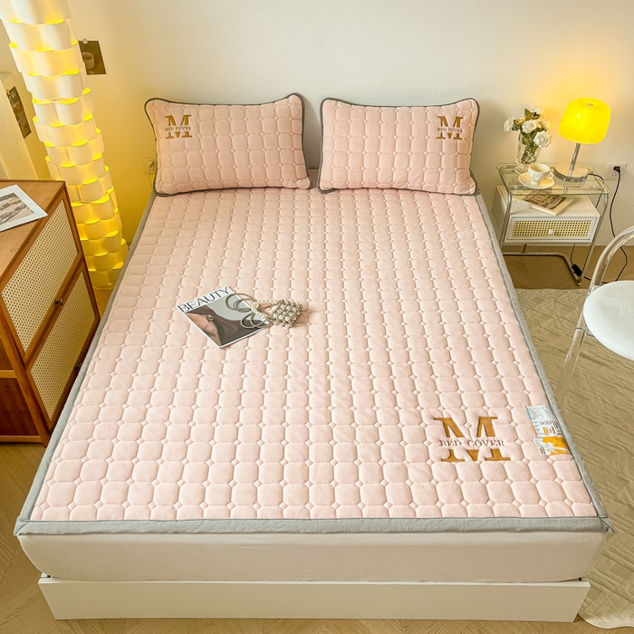 91家纺网 家纺一手货源 找家纺 慕尚家纺 2025新款牛奶绒夹棉宽边工艺系列床垫三件套-吉米 床垫吉米-嫩粉