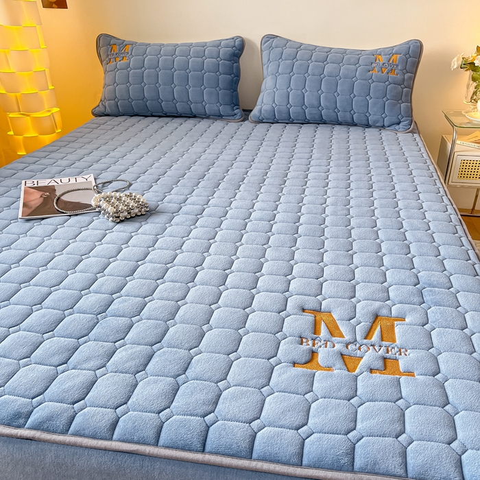 91家纺网 家纺一手货源 找家纺 慕尚家纺 2025新款牛奶绒夹棉宽边工艺系列床笠三件套-吉米 床笠吉米-深蓝