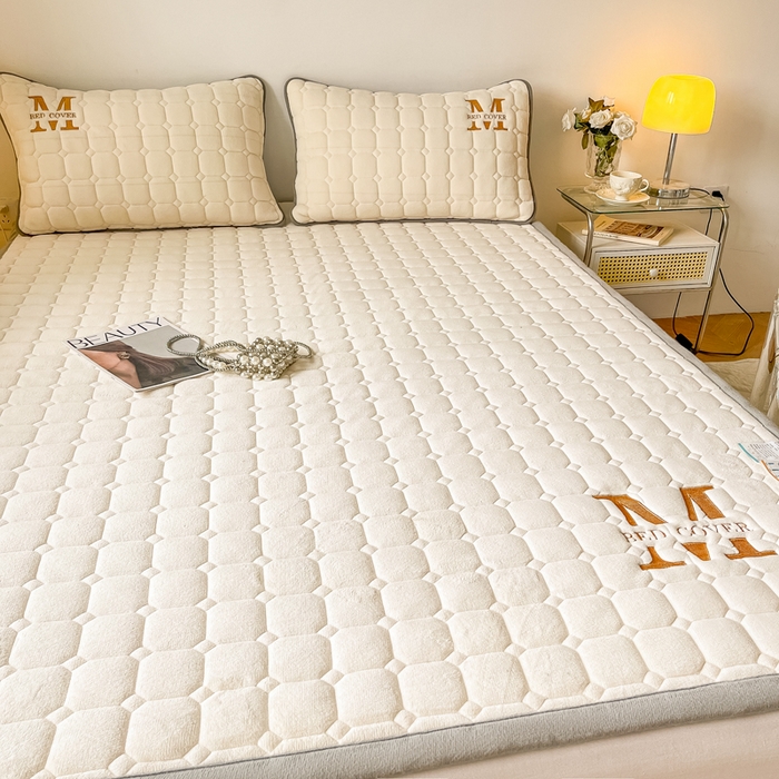 91家纺网 家纺一手货源 找家纺 慕尚家纺 2025新款牛奶绒夹棉宽边工艺系列床垫三件套-吉米 床垫吉米-象牙白