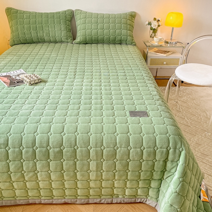 91家纺网 家纺一手货源 找家纺 慕尚家纺 2025新款牛奶绒夹棉宽边工艺系列床盖三件套-吉米 床盖吉米-草绿