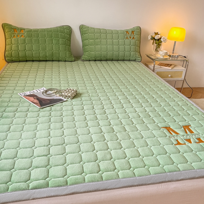 91家纺网 家纺一手货源 找家纺 慕尚家纺 2025新款牛奶绒夹棉宽边工艺系列床垫三件套-吉米 床垫吉米-草绿