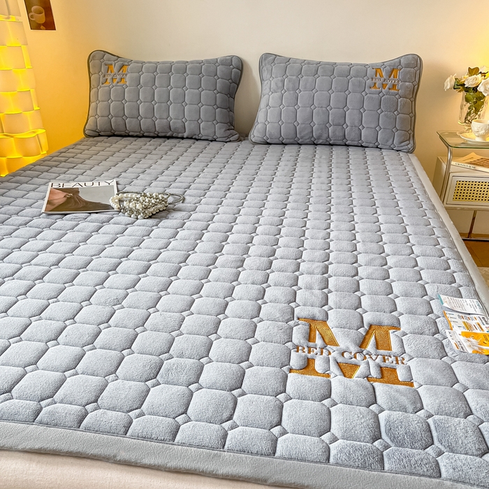 91家纺网 家纺一手货源 找家纺 慕尚家纺 2025新款牛奶绒夹棉宽边工艺系列床垫三件套-吉米 床垫吉米-银灰