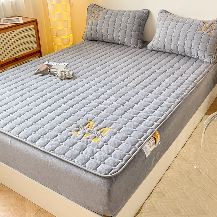 91家纺网 家纺一手货源 找家纺 慕尚家纺 2025新款牛奶绒夹棉宽边工艺系列床笠三件套-吉米 床笠吉米-银灰