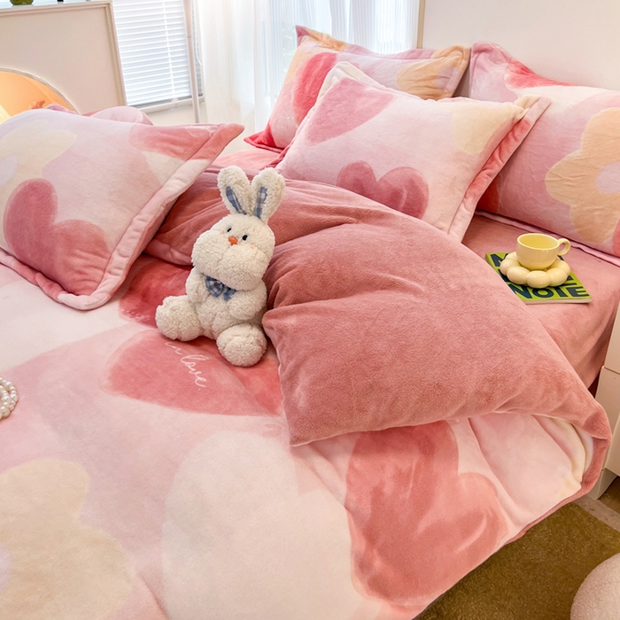 91家纺网 家纺一手货源 找家纺 寐居家纺 2023小清新印花牛奶绒四件套 爱心泡泡