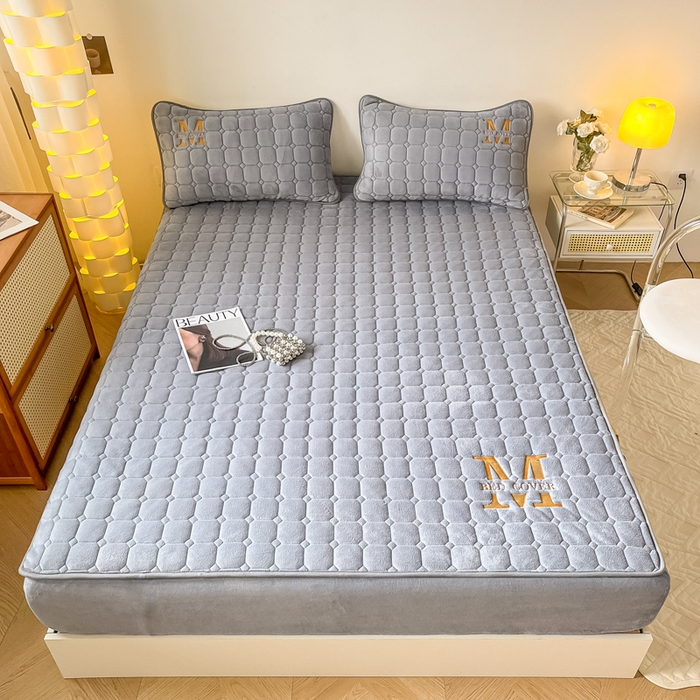 91家纺网 家纺一手货源 找家纺 慕尚家纺 2025新款牛奶绒夹棉宽边工艺系列床笠三件套-吉米 床笠吉米-银灰