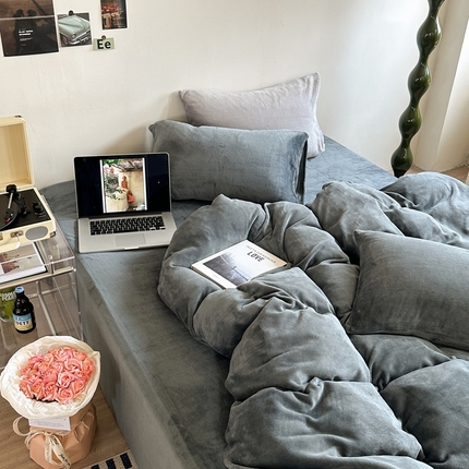 91家纺网 家纺一手货源 找家纺 六巷胡同 2023新款ins博主风纯色牛奶绒四件套 深灰