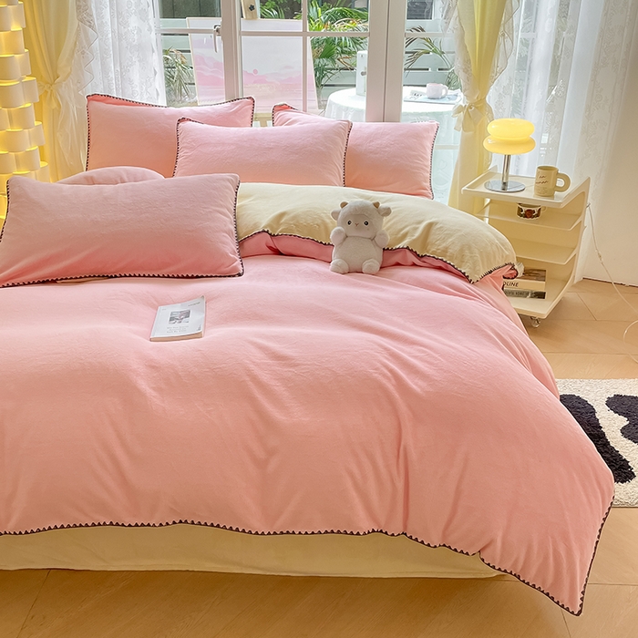 91家纺网 家纺一手货源 找家纺 眠帛 2023新款纯色混搭牛奶绒贝壳边保暖四件套 奶油粉奶黄