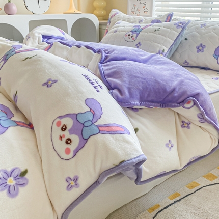 91家纺网 家纺一手货源 找家纺 卡伦家纺 2025新款A类牛奶绒印花被套 星梦露