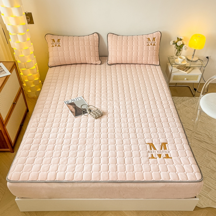 91家纺网 家纺一手货源 找家纺 慕尚家纺 2025新款牛奶绒夹棉宽边工艺系列床笠三件套-吉米 床笠吉米-嫩粉