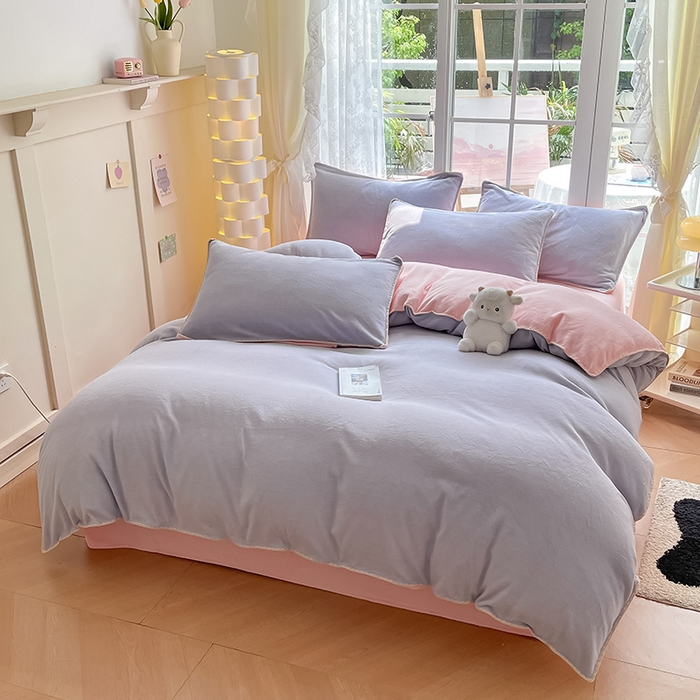 91家纺网 家纺一手货源 找家纺 眠帛 2023新款纯色混搭牛奶绒贝壳边保暖四件套 浅紫奶油粉