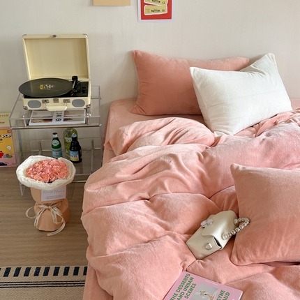91家纺网 家纺一手货源 找家纺 六巷胡同 2023新款ins博主风纯色牛奶绒四件套 橘粉