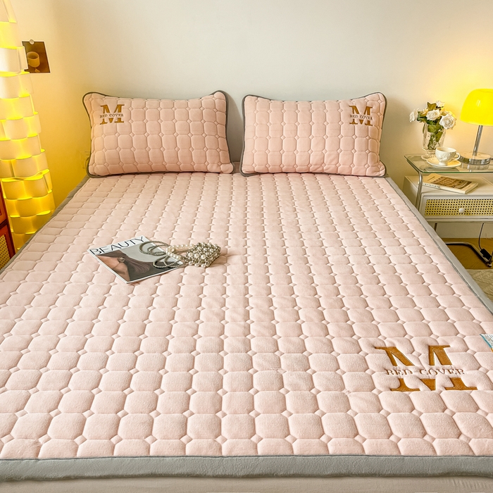 91家纺网 家纺一手货源 找家纺 慕尚家纺 2025新款牛奶绒夹棉宽边工艺系列床垫三件套-吉米 床垫吉米-嫩粉