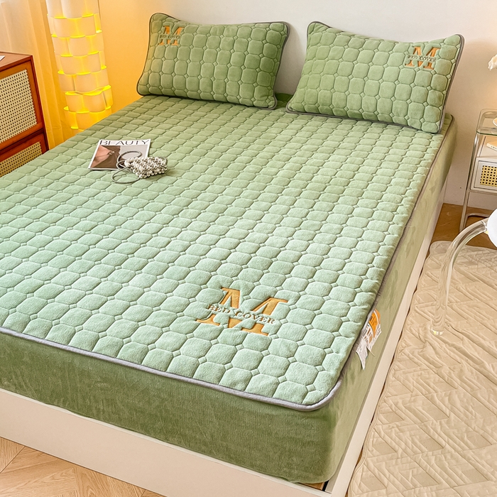 91家纺网 家纺一手货源 找家纺 慕尚家纺 2025新款牛奶绒夹棉宽边工艺系列床笠三件套-吉米 床笠吉米-草绿