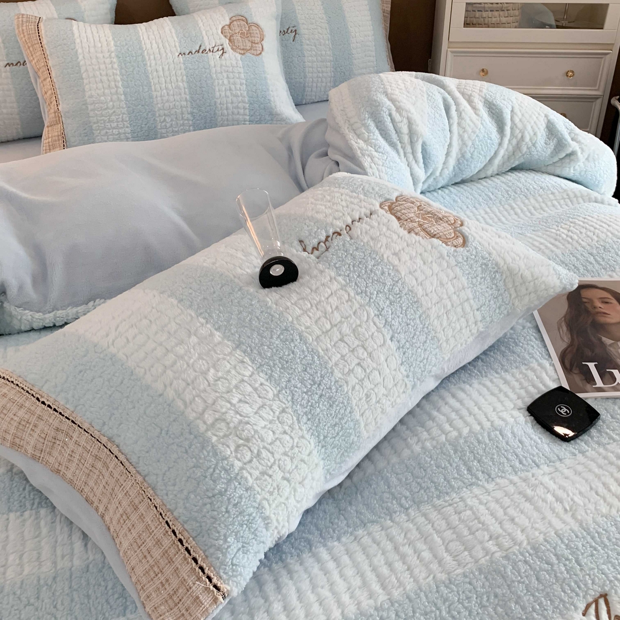 91家纺网 家纺一手货源 找家纺 蜜柚 2024新款牛奶绒兔绒月亮绒高克重山茶花小香风贴布绣四件套 山茶花之恋-水蓝