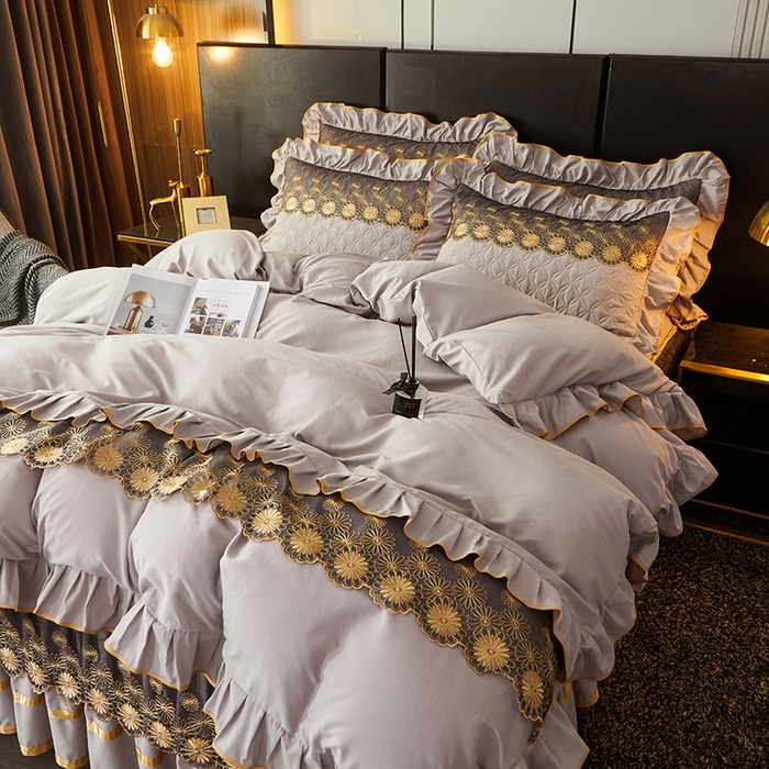 91家纺网 家纺一手货源 找家纺 罗艺轩 2024新款A类蛋白棉夹棉床裙四件套-品味人生 品味人生-冰灿银