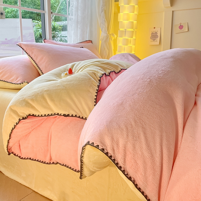 91家纺网 家纺一手货源 找家纺 眠帛 2023新款纯色混搭牛奶绒贝壳边保暖四件套 奶油粉奶黄