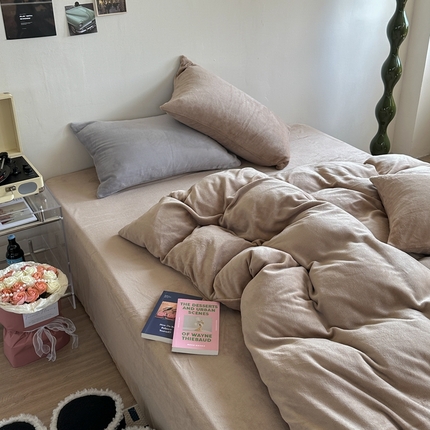 91家纺网 家纺一手货源 找家纺 六巷胡同 2023新款ins博主风纯色牛奶绒四件套 深咖