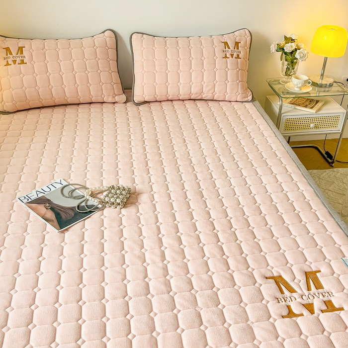 91家纺网 家纺一手货源 找家纺 慕尚家纺 2025新款牛奶绒夹棉宽边工艺系列床垫三件套-吉米 床垫吉米-嫩粉