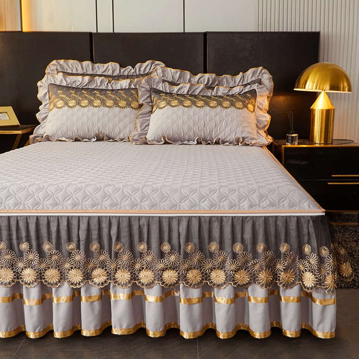 91家纺网 家纺一手货源 找家纺 罗艺轩 2024新款A类蛋白棉夹棉床裙-品味人生 品味人生-冰灿银