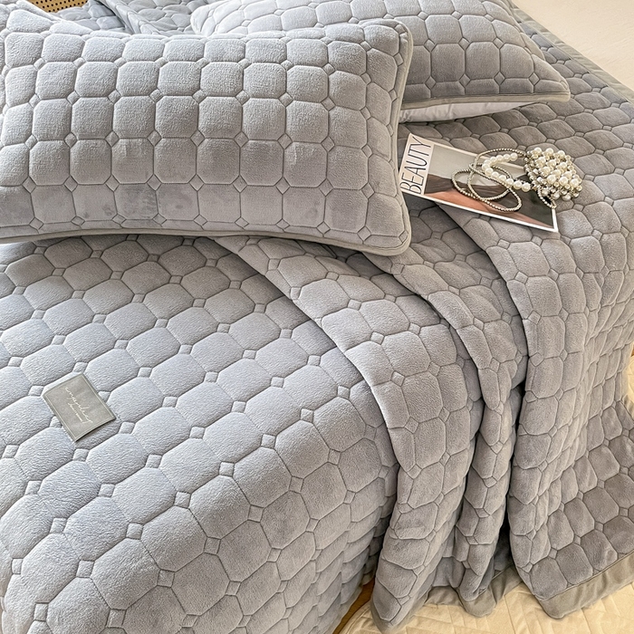 91家纺网 家纺一手货源 找家纺 慕尚家纺 2025新款牛奶绒夹棉宽边工艺系列床盖三件套-吉米 床盖吉米-银灰