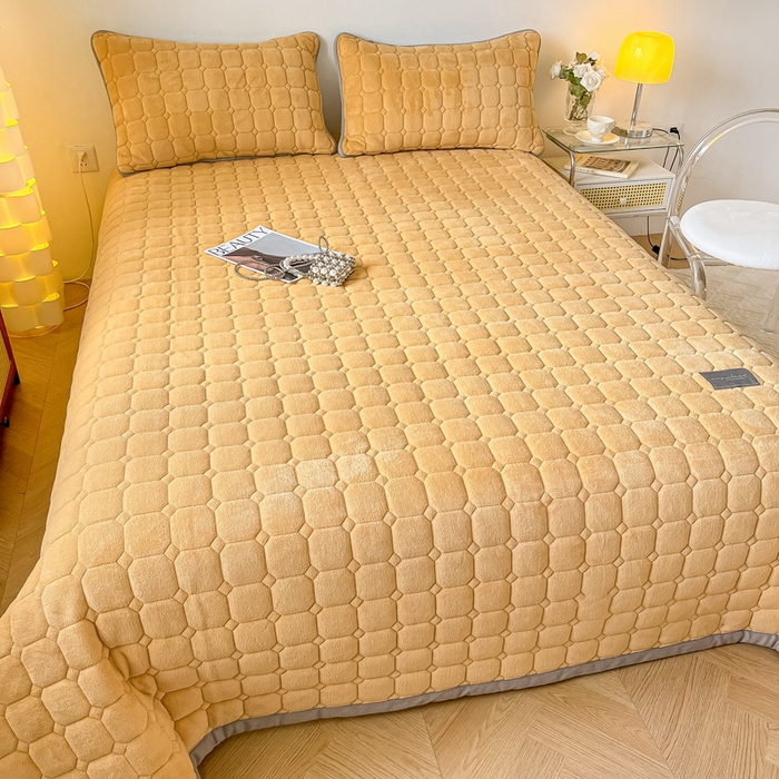 91家纺网 家纺一手货源 找家纺 慕尚家纺 2025新款牛奶绒夹棉宽边工艺系列床盖三件套-吉米 床盖吉米-深姜黄