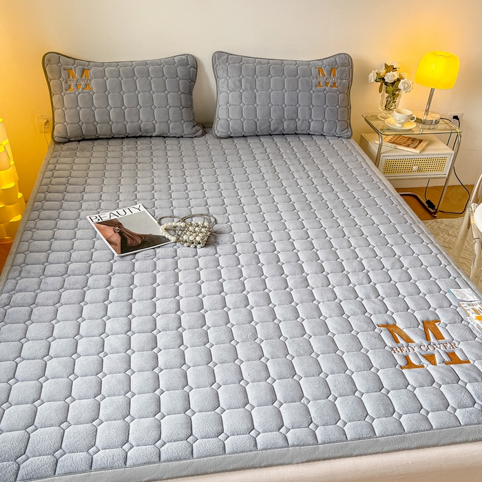 91家纺网 家纺一手货源 找家纺 慕尚家纺 2025新款牛奶绒夹棉宽边工艺系列床垫三件套-吉米 床垫吉米-银灰