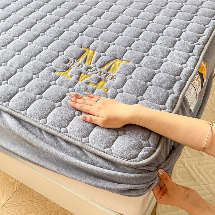 91家纺网 家纺一手货源 找家纺 慕尚家纺 2025新款牛奶绒夹棉宽边工艺系列床笠三件套-吉米 床笠吉米-银灰