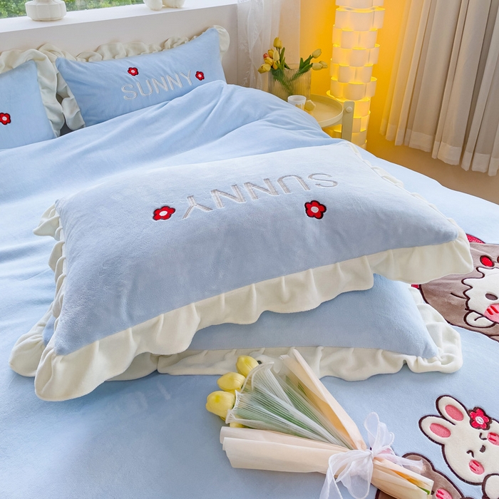91家纺网 家纺一手货源 找家纺 宜家坊 2023秋冬新款A类全消光230克韩版牛奶绒贴布绣卡通款四件套--梦幻女孩 梦幻女孩-天空蓝