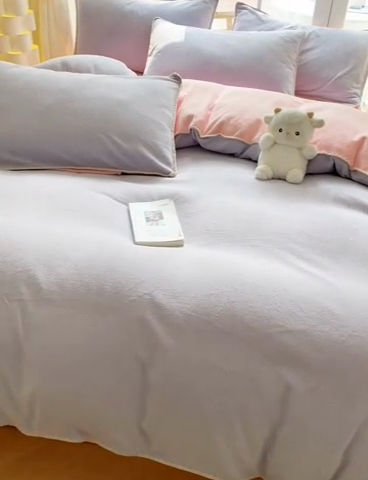 91家纺网 家纺一手货源 找家纺 眠帛 2023新款纯色混搭牛奶绒贝壳边保暖四件套 浅紫奶油粉