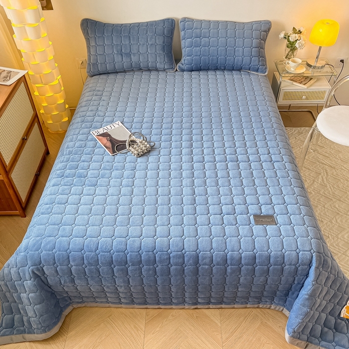 91家纺网 家纺一手货源 找家纺 慕尚家纺 2025新款牛奶绒夹棉宽边工艺系列床盖三件套-吉米 床盖吉米-深蓝