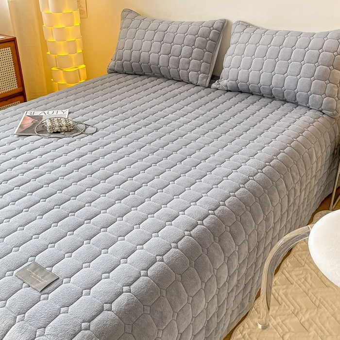 91家纺网 家纺一手货源 找家纺 慕尚家纺 2025新款牛奶绒夹棉宽边工艺系列床盖三件套-吉米 床盖吉米-银灰