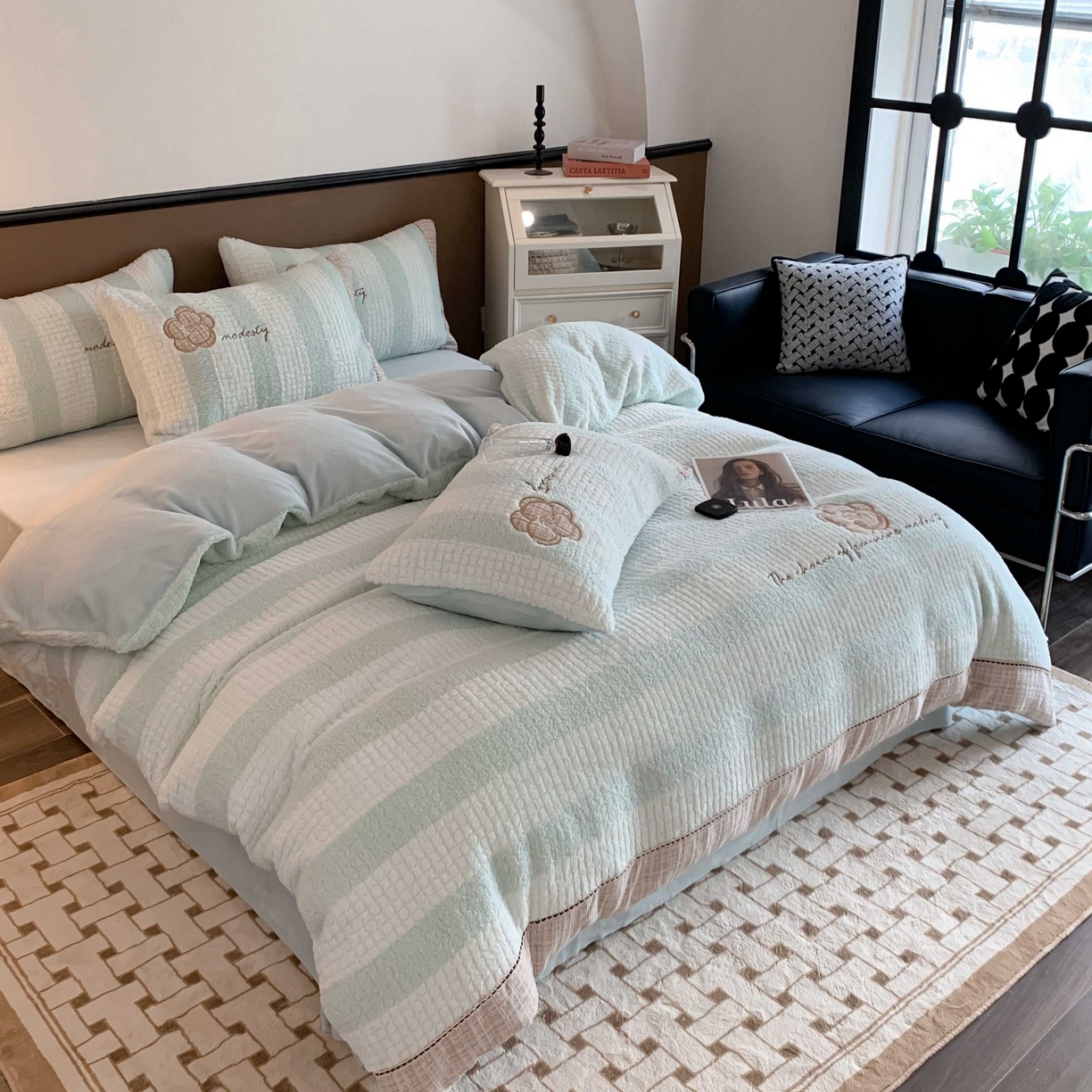 91家纺网 家纺一手货源 找家纺 蜜柚 2024新款牛奶绒兔绒月亮绒高克重山茶花小香风贴布绣四件套 山茶花之恋-清新绿