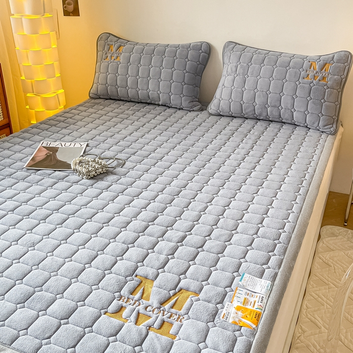 91家纺网 家纺一手货源 找家纺 慕尚家纺 2025新款牛奶绒夹棉宽边工艺系列床垫三件套-吉米 床垫吉米-银灰