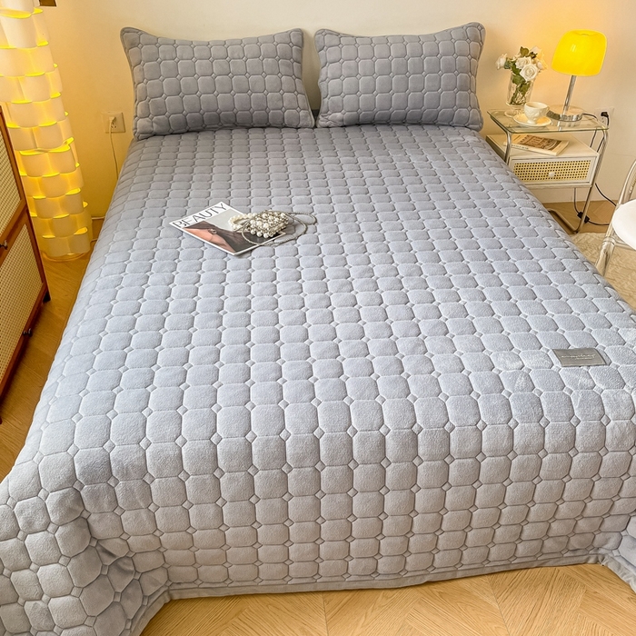 91家纺网 家纺一手货源 找家纺 慕尚家纺 2025新款牛奶绒夹棉宽边工艺系列床盖三件套-吉米 床盖吉米-银灰