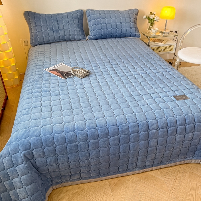 91家纺网 家纺一手货源 找家纺 慕尚家纺 2025新款牛奶绒夹棉宽边工艺系列床盖三件套-吉米 床盖吉米-深蓝