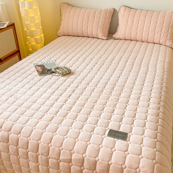 91家纺网 家纺一手货源 找家纺 慕尚家纺 2025新款牛奶绒夹棉宽边工艺系列床盖三件套-吉米 床盖吉米-嫩粉