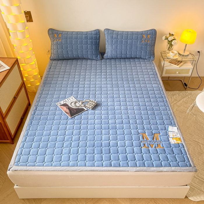 91家纺网 家纺一手货源 找家纺 慕尚家纺 2025新款牛奶绒夹棉宽边工艺系列床垫三件套-吉米 床垫吉米-深蓝