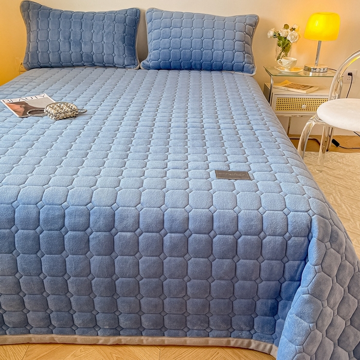 91家纺网 家纺一手货源 找家纺 慕尚家纺 2025新款牛奶绒夹棉宽边工艺系列床盖三件套-吉米 床盖吉米-深蓝