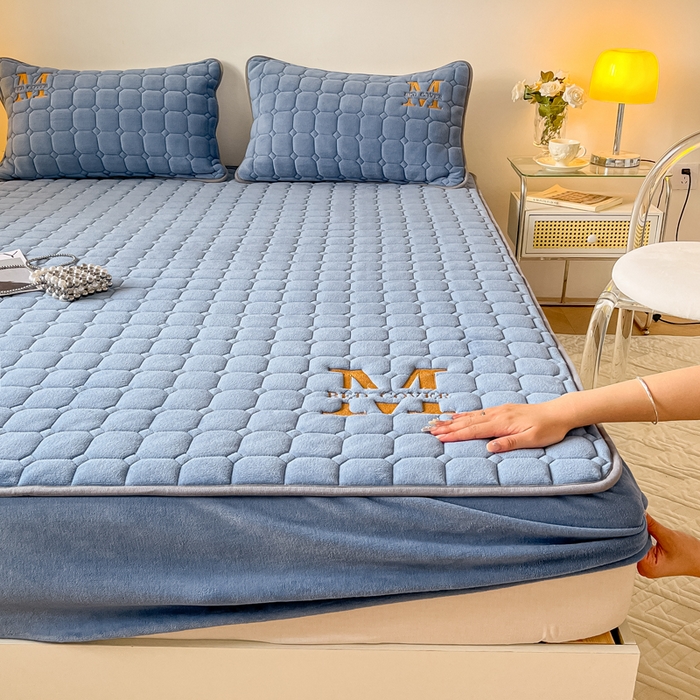 91家纺网 家纺一手货源 找家纺 慕尚家纺 2025新款牛奶绒夹棉宽边工艺系列床笠三件套-吉米 床笠吉米-深蓝