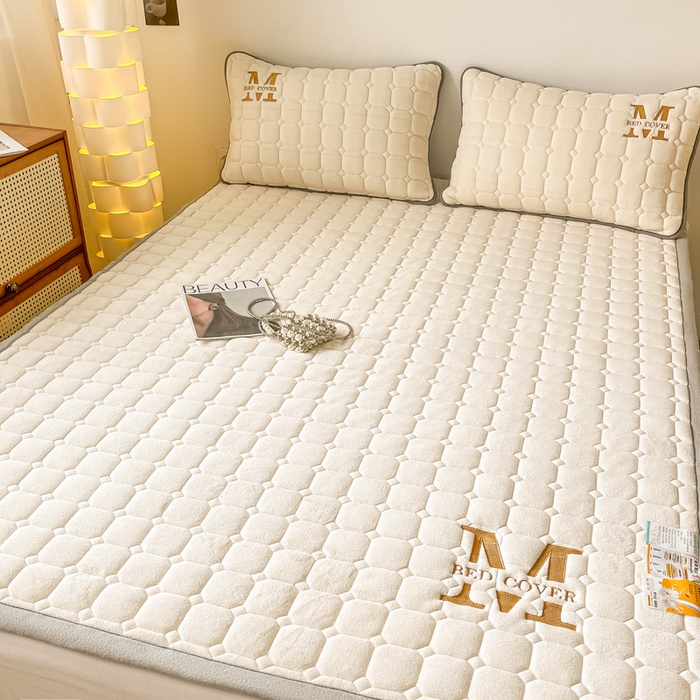 91家纺网 家纺一手货源 找家纺 慕尚家纺 2025新款牛奶绒夹棉宽边工艺系列床垫三件套-吉米 床垫吉米-象牙白