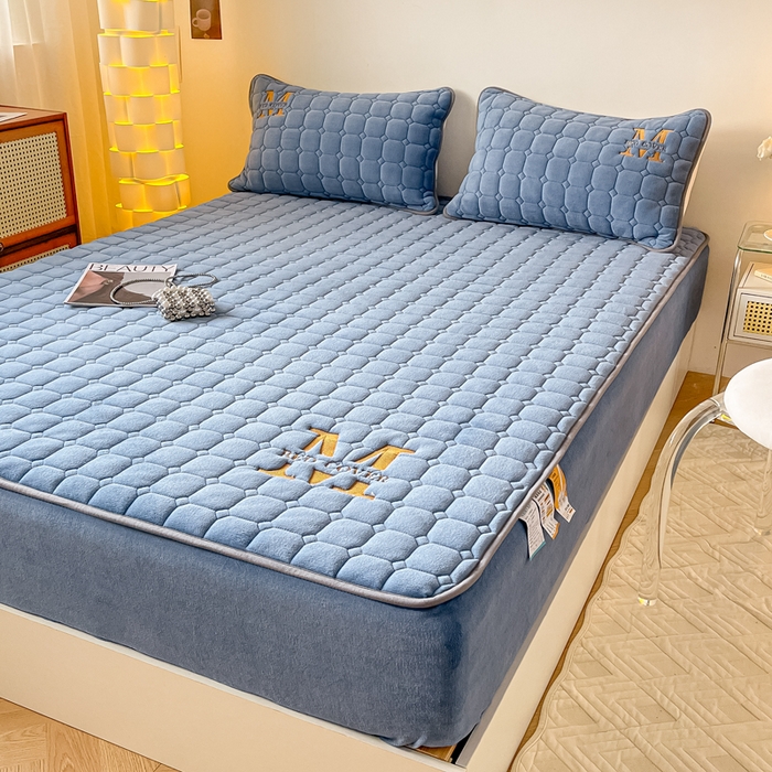 91家纺网 家纺一手货源 找家纺 慕尚家纺 2025新款牛奶绒夹棉宽边工艺系列床笠三件套-吉米 床笠吉米-深蓝