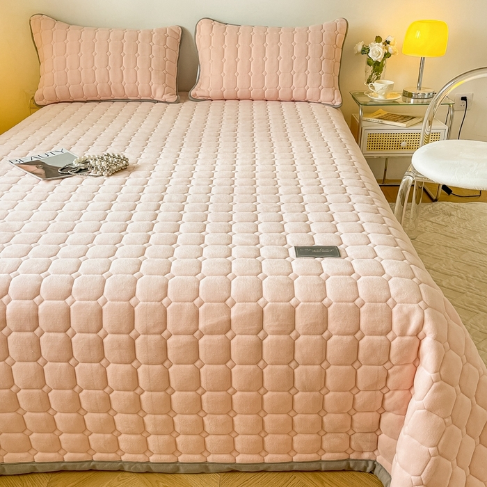 91家纺网 家纺一手货源 找家纺 慕尚家纺 2025新款牛奶绒夹棉宽边工艺系列床盖三件套-吉米 床盖吉米-嫩粉