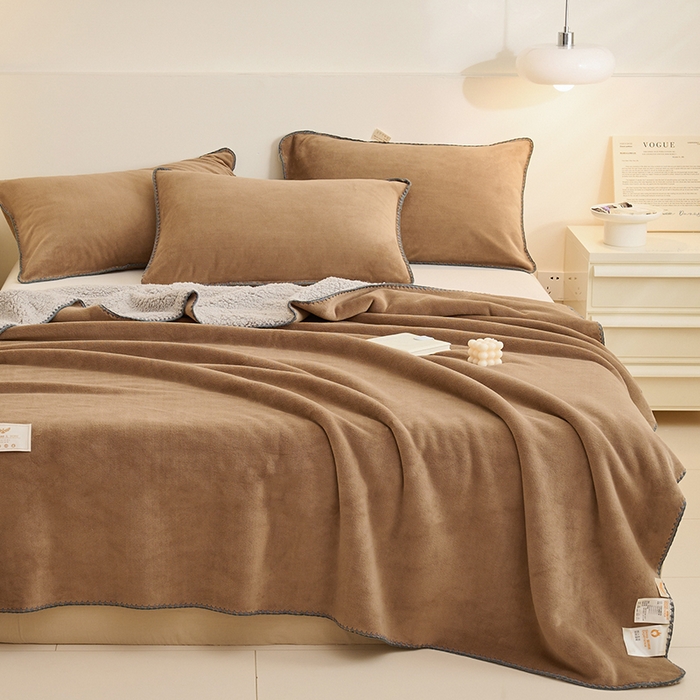 91家纺网 家纺一手货源 找家纺 21度C 2023新款云朵贝壳纯色牛奶绒+羊驼绒双层加厚复合毯 贝壳-卡其