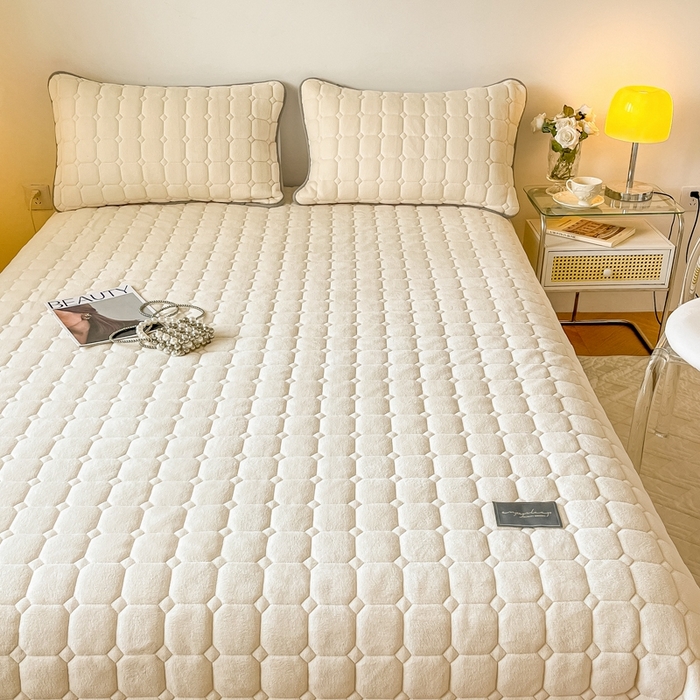 91家纺网 家纺一手货源 找家纺 慕尚家纺 2025新款牛奶绒夹棉宽边工艺系列床盖三件套-吉米 床盖吉米-象牙白