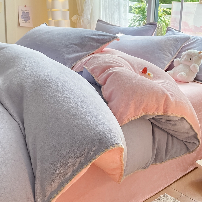 91家纺网 家纺一手货源 找家纺 眠帛 2023新款纯色混搭牛奶绒贝壳边保暖四件套 浅紫奶油粉