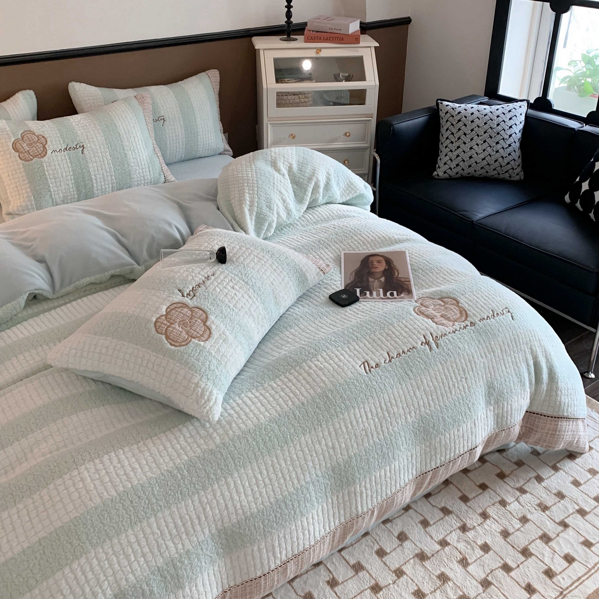 91家纺网 家纺一手货源 找家纺 蜜柚 2024新款牛奶绒兔绒月亮绒高克重山茶花小香风贴布绣四件套 山茶花之恋-清新绿