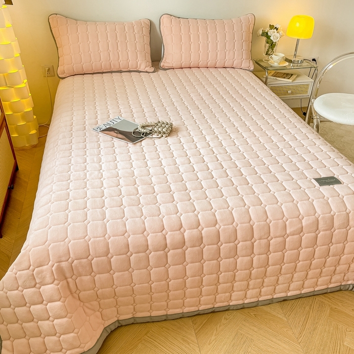 91家纺网 家纺一手货源 找家纺 慕尚家纺 2025新款牛奶绒夹棉宽边工艺系列床盖三件套-吉米 床盖吉米-嫩粉