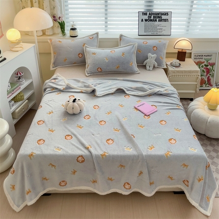 91家纺网 家纺一手货源 找家纺 宜派家纺 2023新款压花云朵绒多功能毛毯 狮子灰